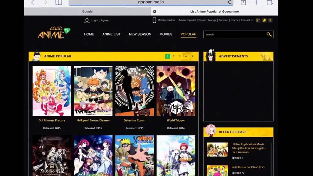 Menonton Anime di Laptop Seseorang sedang menonton anime di laptopnya